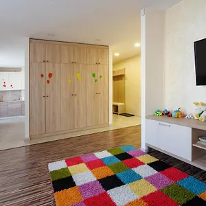 colored-balls-3-bedrooms-equipped-flat.hotelslviv.net/